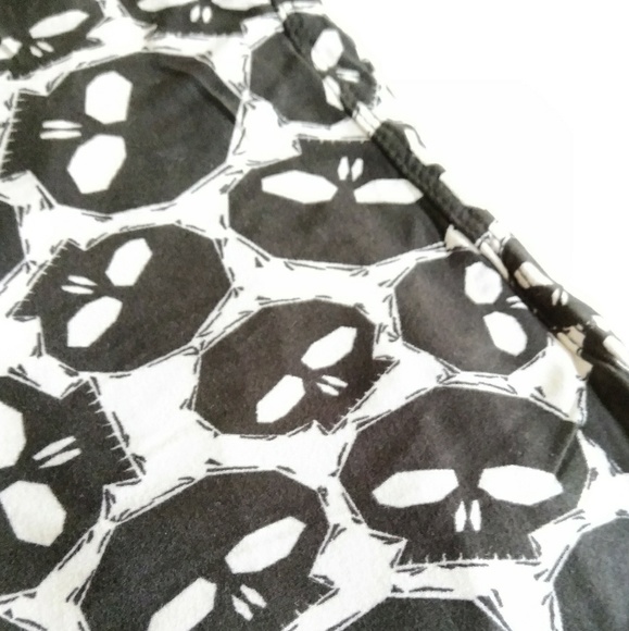 CLOSEOUT SALE! Soft Skull Leggings - Picture 4 of 5